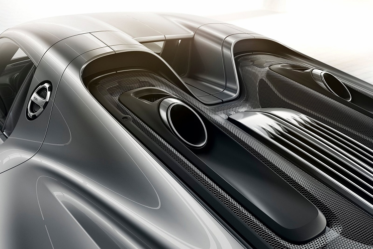 Với số lượng sản xuất giới hạn, 918 Spyder có giá khá đắt đỏ. Ở thời điểm ra mắt, mẫu xe này có giá niêm yết khoảng 1,17 triệu USD và tất cả đều nhanh chóng có chủ. Hiện tại, một chiếc 918 Spyder đã qua sử dụng có giá không dưới 2 triệu USD.