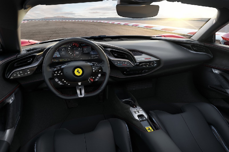 Dù sở hữu động cơ dung tích thấp, SF90 Stradale được định vị cao hơn 812 Superfast và dưới LaFerrari. Tại Mỹ, giá xe Ferrari SF90 Stradale có mức bán ra khoảng 660.000 USD. Nếu nhập khẩu về Việt Nam, mức giá của siêu ngựa này sẽ rơi vào khoảng 45-50 tỷ đồng.
