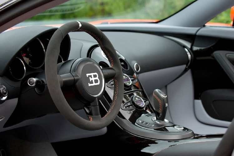 Siêu xe Bugatti Veyron Grand Sport Vitesse được trang bị động cơ W16 8.0L đi kèm 4 bộ tăng áp, sản sinh công suất 1.200 mã lực và mô-men xoắn 1.500 Nm. Với sức mạnh này, Grand Sport Vitesse có thể tăng tốc 0-100 km/h trong 2,6 giây, vận tốc tối đa 410 km/h.