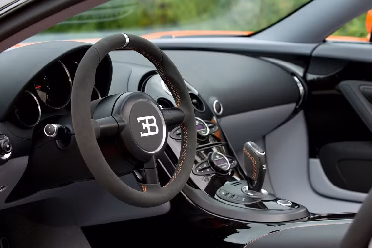 Siêu xe Bugatti Veyron Grand Sport Vitesse được trang bị động cơ W16 8.0L đi kèm 4 bộ tăng áp, sản sinh công suất 1.200 mã lực và mô-men xoắn 1.500 Nm. Với sức mạnh này, Grand Sport Vitesse có thể tăng tốc 0-100 km/h trong 2,6 giây, vận tốc tối đa 410 km/h.