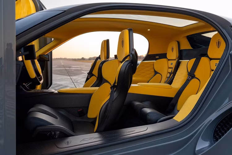 Gemera có đầy đủ tiện nghi của một mẫu xe sang với 2 màn hình 13 inch ở hàng ghế trước và sau, 4 hộc đựng cốc có thể làm nóng/lạnh, sạc điện thoại không dây, kết nối Wi-Fi, dàn âm thanh 11 loa… Với động cơ xăng và 3 động cơ điện, Gemera có tổng công suất lên đến 1.700 mã lực và mô-men xoắn 3.500 Nm. Koenigsegg sản xuất 300 chiếc Gemera với giá đề xuất khoảng 1,9 triệu USD. Tại Thái Lan, siêu xe 4 chỗ ngồi này có giá hơn 3,5 triệu USD. Sau khi về Việt Nam, Gemera dự kiến có giá hơn 100 tỷ đồng.