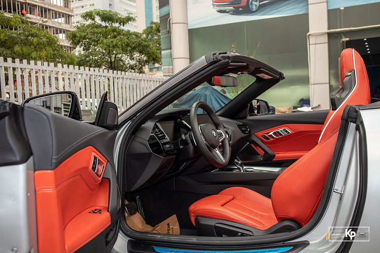 Nổi bật ở phần đầu xe là lưới tản nhiệt hình quả thận quen thuộc với các họa tiết kim cương đan xen. Trong khi đó, cụm đèn pha/cos của M40i mới sẽ được trang bị công nghệ LED với các tính năng tự động cao cấp. Sườn xe BMW Z4 M40i 2021 là bộ la-zăng xám màu với kích thước 19 incn, cùm phanh M-Sport đặc trưng. Đáng chú ý, logo gắn ở la-zăng xe phiên bản M40i cao cấp này sẽ không xoay tương tự thiết kế của Roll-Royce sẽ là điểm khác biệt nhất so với những biến thể thấp hơn.