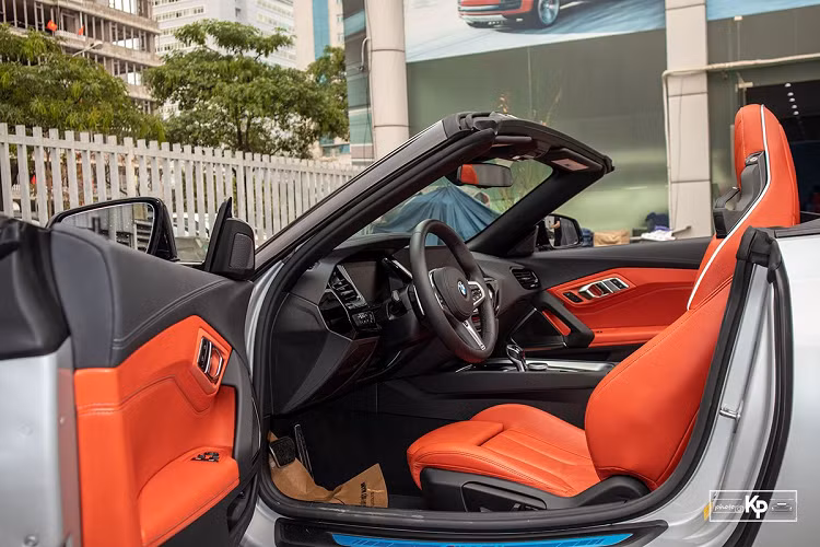 Nổi bật ở phần đầu xe là lưới tản nhiệt hình quả thận quen thuộc với các họa tiết kim cương đan xen. Trong khi đó, cụm đèn pha/cos của M40i mới sẽ được trang bị công nghệ LED với các tính năng tự động cao cấp. Sườn xe BMW Z4 M40i 2021 là bộ la-zăng xám màu với kích thước 19 incn, cùm phanh M-Sport đặc trưng. Đáng chú ý, logo gắn ở la-zăng xe phiên bản M40i cao cấp này sẽ không xoay tương tự thiết kế của Roll-Royce sẽ là điểm khác biệt nhất so với những biến thể thấp hơn.