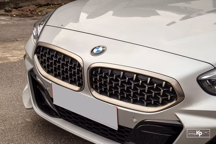 Khác biệt lớn nhất của BMW Z4 M40i so với những biến thể "đàn em" là xe sử dụng động cơ 6 xi-lanh, dung tích 3.0L Turbo cho công suất cực đại 382 mã lực và mô-men xoắn 500 Nm. Khối động cơ này kết hợp với hộp số ly hợp kép 8 cấp với thời gian tăng tốc từ 0-100 km/h trong 4,2 giây.
