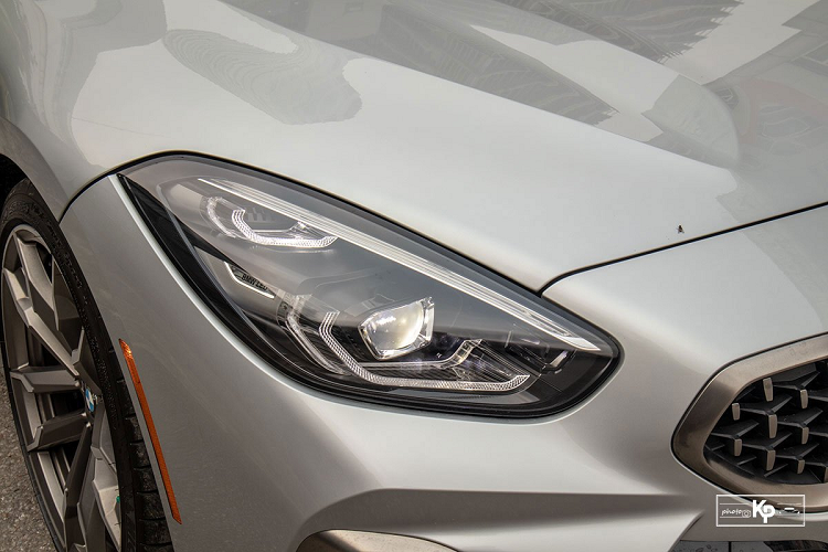 Ngoài ra, BMW Z4 M40i 2021 có nhiều tiện nghi khác như: điều hòa 2 vùng độc lập có lọc khí nano, sạc điện thoại không dây, gương chống chói tự động, phanh tay điện tử, chế độ đóng/mở mui, nhớ ghế lái,...