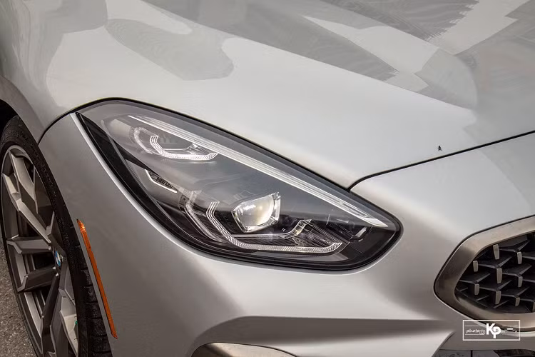 Ngoài ra, BMW Z4 M40i 2021 có nhiều tiện nghi khác như: điều hòa 2 vùng độc lập có lọc khí nano, sạc điện thoại không dây, gương chống chói tự động, phanh tay điện tử, chế độ đóng/mở mui, nhớ ghế lái,...