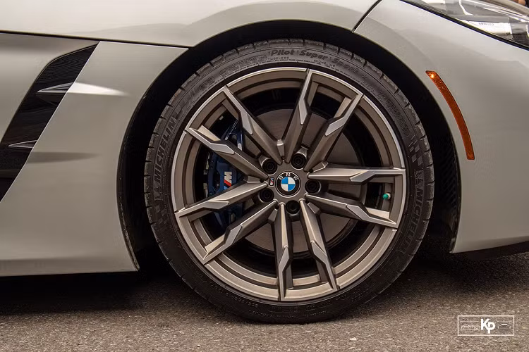 Tại Việt Nam, giá xe BMW Z4 2021 được phân phối theo diện chính hãng phiên bản sDrive30i với mức 3,329 tỷ đồng. Tuy nhiên, khách hàng cũng có thể tìm đển các đại lý tư nhân để sở hữu những phiên bản với tùy chọn trang bị "độc" hơn như chiếc BMW Z4 M40i 2021 trong bài viết này cùng với đó là mức giá cao hơn vào khoảng 5 tỷ đồng.