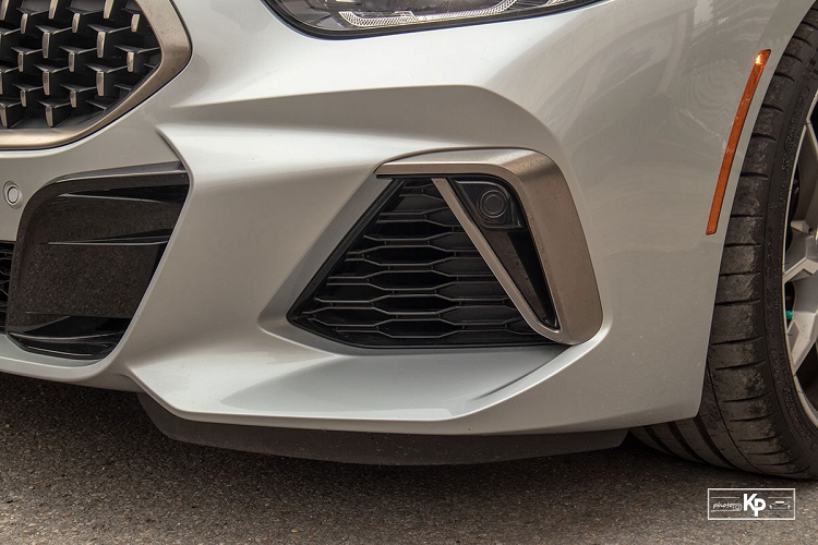 Trong khi đó, BMW sDrive30i 2021 phân phối chính hãng tại Việt Nam sử dụng động cơ 4 xi-lanh thẳng hàng dung tích 2.0L tăng áp (B48) cho công suất tối đa 258 mã lực và mô-men xoắn cực đại 400 Nm. Sức mạnh truyền xuống bánh xe thông qua hệ dẫn động cầu sau (RWD) và hộp số tự động 8 cấp (ZF). Phiên bản này có thể tăng tốc từ 0-100 km/h trong 5,4 giây và đạt tốc độ tối đa 250 km/h.