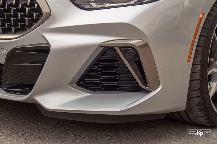 Trong khi đó, BMW sDrive30i 2021 phân phối chính hãng tại Việt Nam sử dụng động cơ 4 xi-lanh thẳng hàng dung tích 2.0L tăng áp (B48) cho công suất tối đa 258 mã lực và mô-men xoắn cực đại 400 Nm. Sức mạnh truyền xuống bánh xe thông qua hệ dẫn động cầu sau (RWD) và hộp số tự động 8 cấp (ZF). Phiên bản này có thể tăng tốc từ 0-100 km/h trong 5,4 giây và đạt tốc độ tối đa 250 km/h.