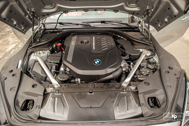 Điểm nhấn ở trung tâm bảng táp-lô xe mới M40i 2021 là màn hình giải trí 10,25 inch đặt nổi có khả năng hỗ trợ kết nối Apple CarPlay/Android Auto... Đầu ra của chiếc xe này là hệ thống 12 loa Harman Kardon cao cấp với công suất 408W.