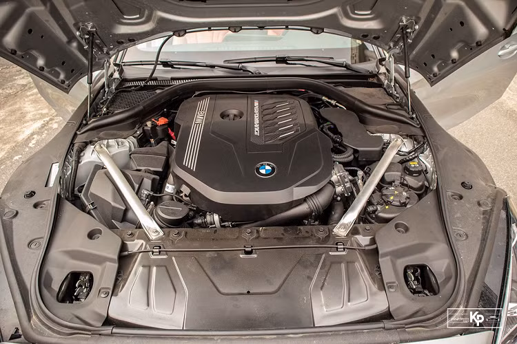 Điểm nhấn ở trung tâm bảng táp-lô xe mới M40i 2021 là màn hình giải trí 10,25 inch đặt nổi có khả năng hỗ trợ kết nối Apple CarPlay/Android Auto... Đầu ra của chiếc xe này là hệ thống 12 loa Harman Kardon cao cấp với công suất 408W.