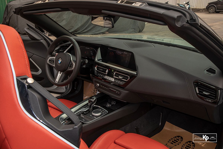 BMW Z4 M40i 2021 là phiên bản cao cấp nhất của dòng xe thể thao đến từ thương hiệu Đức. Về tổng thể, xe không khác biệt quá nhiều so với những "người anh em" thấp cấp hơn, sẽ có điểm nhấn ở một số chi tiết. Ở ngoại hình, BMW Z4 M40i 2021 tiếp tục được sử dụng gói M-Sport mang đến diện mạo thể thao, năng động cho mẫu xe thể thao này. Màu sơn bạc Glacier Silver Metallic là tùy chọn riêng của phiên bản BMW Z4 M40i mới về Việt Nam với giá khoảng 550 USD (khoảng 12,6 triệu đồng).