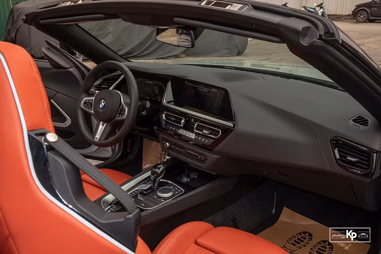 BMW Z4 M40i 2021 là phiên bản cao cấp nhất của dòng xe thể thao đến từ thương hiệu Đức. Về tổng thể, xe không khác biệt quá nhiều so với những "người anh em" thấp cấp hơn, sẽ có điểm nhấn ở một số chi tiết. Ở ngoại hình, BMW Z4 M40i 2021 tiếp tục được sử dụng gói M-Sport mang đến diện mạo thể thao, năng động cho mẫu xe thể thao này. Màu sơn bạc Glacier Silver Metallic là tùy chọn riêng của phiên bản BMW Z4 M40i mới về Việt Nam với giá khoảng 550 USD (khoảng 12,6 triệu đồng).