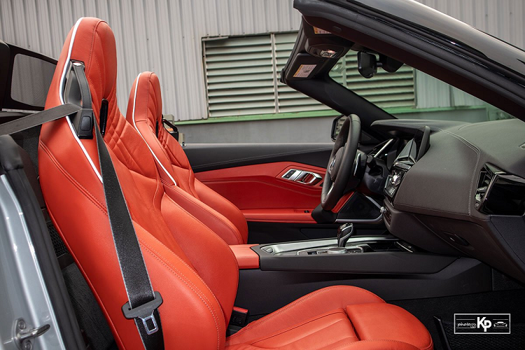 Bước vào khoang lái, phong cách thể thao của gói M-Sport vẫn là chủ đạo trong thiết kế của mẫu xe mui trần BMW Z4 M40i 2021. Không khó để nhận ra, mẫu xe thể thao BMW Z4 đời mới chịu ảnh hưởng nhiều từ dòng sản phẩm 8-Series với thiết kế tập trung vào người lái.