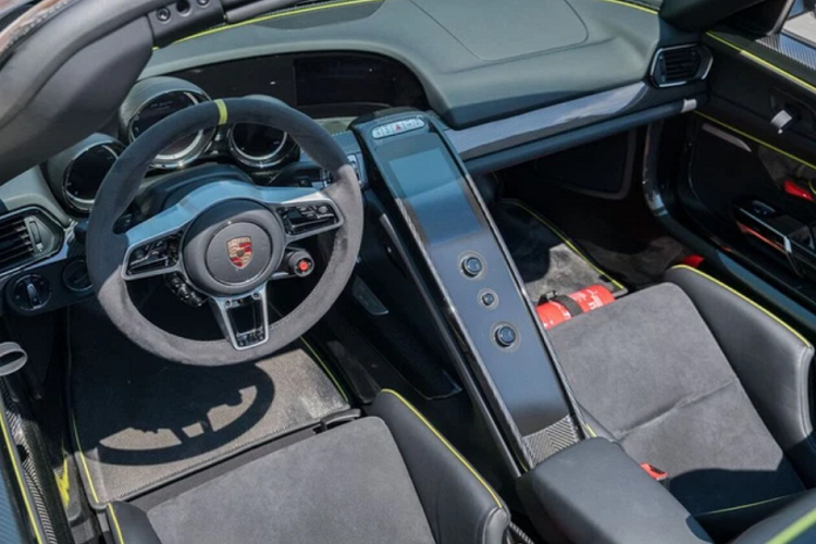 Nội thất của xe được bọc trong da tối mầu, kết hợp với các điểm nhấn màu xanh dạ quang. Vật liệu carbon sử dụng khá nhiều trên ghế, cửa xe, bậc cửa. Là một mẫu xe thể thao, bảng điều khiển trung tâm của Porsche 918 Spyder có hình chữ nhật kéo dài, gồm màn hình cảm ứng và cụm nút điều khiển khá đơn giản.