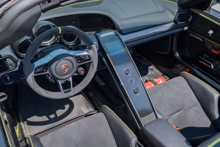 Nội thất của xe được bọc trong da tối mầu, kết hợp với các điểm nhấn màu xanh dạ quang. Vật liệu carbon sử dụng khá nhiều trên ghế, cửa xe, bậc cửa. Là một mẫu xe thể thao, bảng điều khiển trung tâm của Porsche 918 Spyder có hình chữ nhật kéo dài, gồm màn hình cảm ứng và cụm nút điều khiển khá đơn giản.