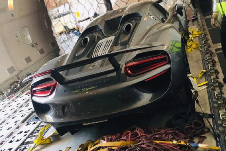 Hiện không rõ chiếc siêu xe hypercar Porsche 918 Spyder sẽ hạ cánh tại 1 cảng ở Việt Nam hay vẫn là đất nước Campuchia rất quen thuộc với đại gia nhập xe này. Hiện giới đại gia tại dải đất hình chữ S đã sở hữu ít nhất một siêu xe Porsche 918 Spyder.