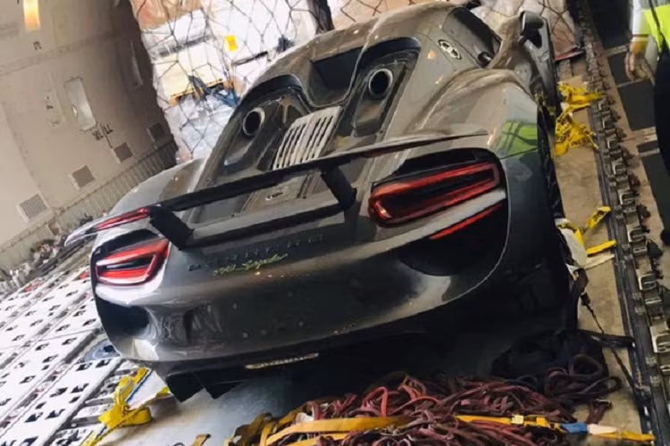 Hiện không rõ chiếc siêu xe hypercar Porsche 918 Spyder sẽ hạ cánh tại 1 cảng ở Việt Nam hay vẫn là đất nước Campuchia rất quen thuộc với đại gia nhập xe này. Hiện giới đại gia tại dải đất hình chữ S đã sở hữu ít nhất một siêu xe Porsche 918 Spyder.
