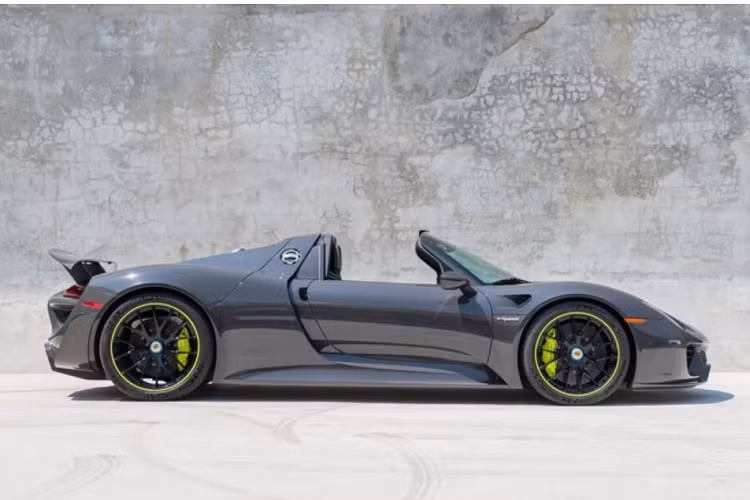 Công suất tổng cộng của trên Porsche 918 Spyder khi kết hợp động cơ xăng và điện sẽ là 881 mã lực và mô-men xoắn cực đại 1.280 Nm. Xe chỉ mất thời gian 2,8 giây để tăng tốc từ vị trí xuất phát lên 100 km/h trước khi đạt tốc độ tối đa 345 km/h.