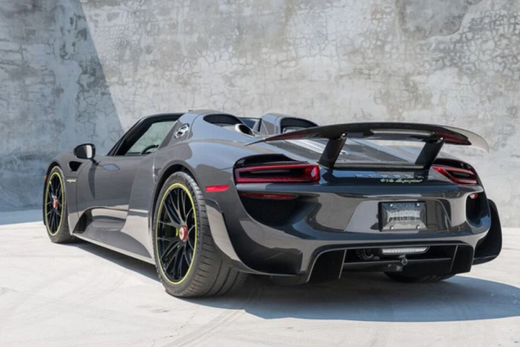 Tại thị trường nước ngoài giá xe Porsche 918 Spyder tới 1,32 triệu USD (khoảng 30,3 tỷ đồng). Tuy nhiên, khi về Việt Nam nếu nộp đủ thuế phí sẽ lên tới hơn 60 tỷ đồng. Mẫu siêu xe giới hạn này chỉ được sản xuất với số lượng 918 chiếc, đúng theo tên gọi.