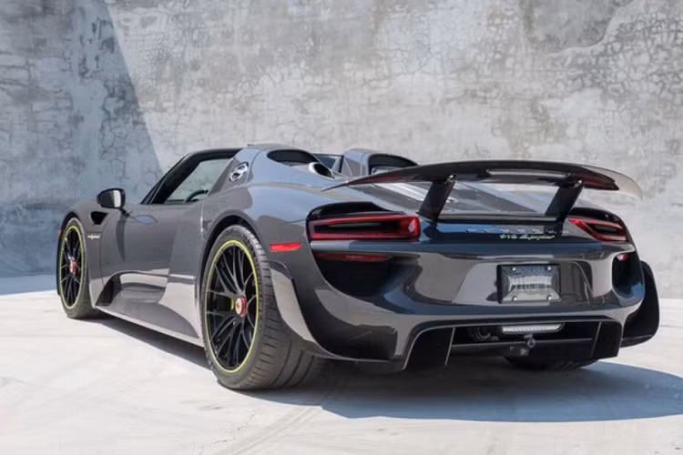 Tại thị trường nước ngoài giá xe Porsche 918 Spyder tới 1,32 triệu USD (khoảng 30,3 tỷ đồng). Tuy nhiên, khi về Việt Nam nếu nộp đủ thuế phí sẽ lên tới hơn 60 tỷ đồng. Mẫu siêu xe giới hạn này chỉ được sản xuất với số lượng 918 chiếc, đúng theo tên gọi.