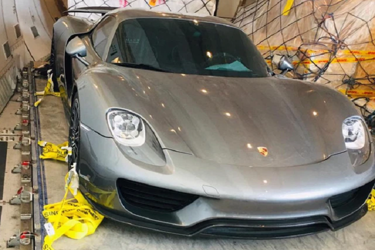 Tin tức ban đầu cho biết, người mang chiếc Porsche 918 Spyder mui trần này cũng đem rất nhiều siêu xe về Việt Nam, cũng như là đơn vị chịu trách nhiệm nhập khẩu xe McLaren Senna về Campuchia và sau đó làm các thủ tục thông quan, ra biển số theo tên yêu thích của đại gia này trước khi mang vào dải đất hình chữ S bàn giao cho doanh nhân quận 12.