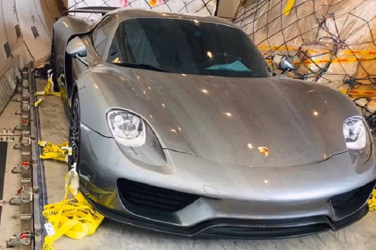 Tin tức ban đầu cho biết, người mang chiếc Porsche 918 Spyder mui trần này cũng đem rất nhiều siêu xe về Việt Nam, cũng như là đơn vị chịu trách nhiệm nhập khẩu xe McLaren Senna về Campuchia và sau đó làm các thủ tục thông quan, ra biển số theo tên yêu thích của đại gia này trước khi mang vào dải đất hình chữ S bàn giao cho doanh nhân quận 12.