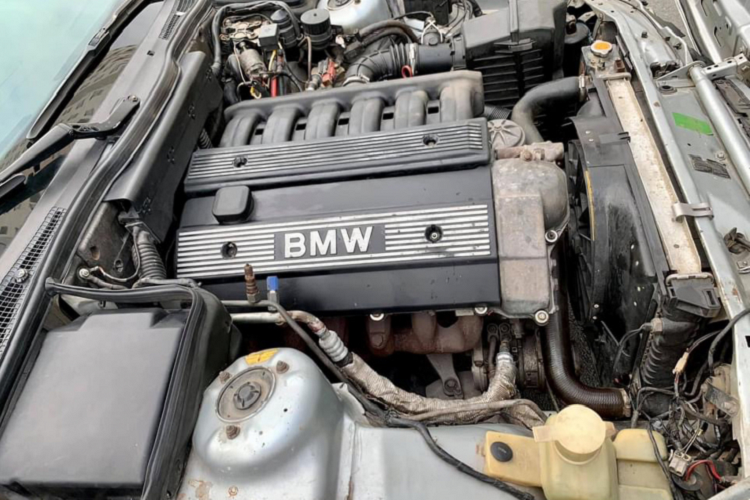 Được biết, xe vẫn hoạt động một cách ổn định nhờ được chủ xe bảo dưỡng, chăm sóc và duy trì. Bên cạnh đó, xe chỉ có một đời chủ nên đảm bảo được lịch sử rõ ràng.