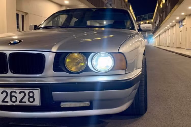 Bên cạnh thiết kế, dòng 5 Series thế hệ thứ 3 (E34) còn nổi tiếng ở độ bền bỉ. Sau 25 năm, vẫn có nhiều chiếc E34 vẫn còn lăn bánh trên đường. Bên cạnh đó, đây còn là một dòng xe được nhiều “dân chơi” BMW yêu thích và “dọn” lại theo nhiều phong cách khác nhau.