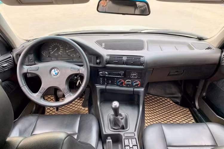 Mặc dù giá rẻ, nhưng chiếc BMW E34 này chỉ thực sự là một chiếc “xe chơi” dành cho những ai đam mê. Chơi xe Đức “có tuổi” đòi hỏi người chơi phải có kiến thức nhất định khi sử dụng, vận hành, am hiểu về kỹ thuật, thậm chí là cách mua phụ tùng chính hãng hay nơi sửa chữa uy tín.