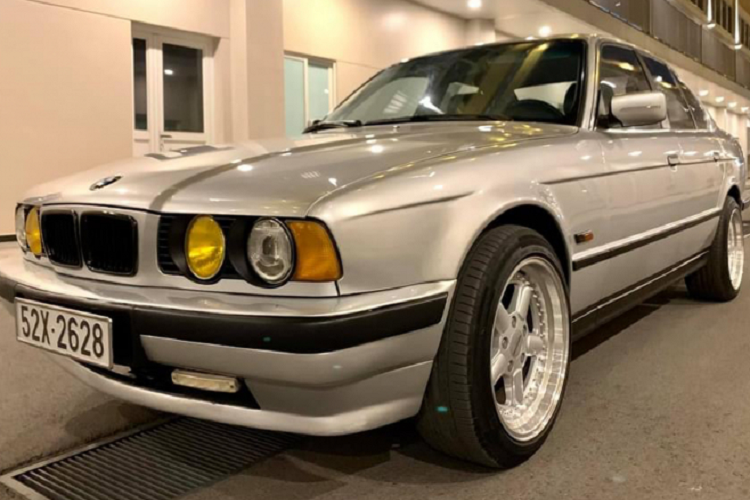 Đơn cử là chiếc 525i đời 1995 này đã được chủ nhân “dọn” lại nội ngoại thất, mặc dù không phải xuất sắc nhưng nó đủ giữ lại vẻ đẹp “vượt thời gian” cho E34. Hiện tại, giá xe BMW 525i 1995 này đang được chủ nhân chào bán lại dành cho những tay chơi đam mê với mức 167 triệu đồng, giá trị chưa bằng một nửa chiếc Kia Morning 2021.