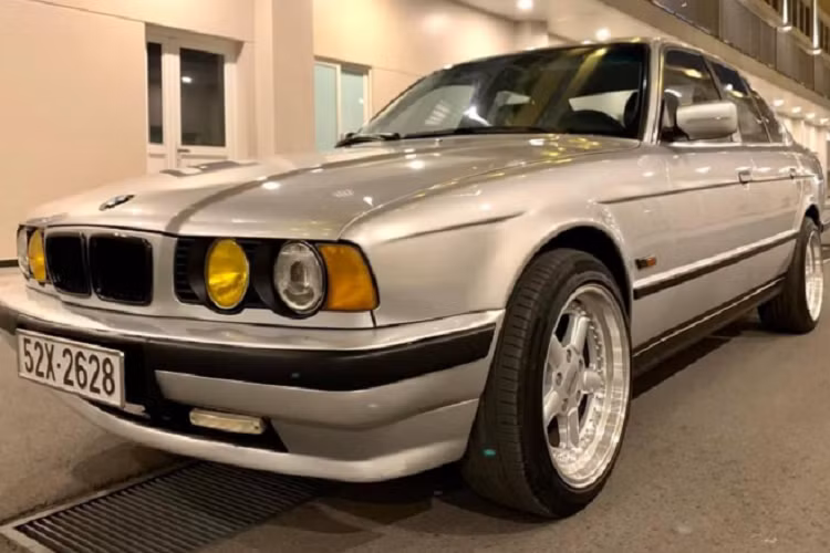Đơn cử là chiếc 525i đời 1995 này đã được chủ nhân “dọn” lại nội ngoại thất, mặc dù không phải xuất sắc nhưng nó đủ giữ lại vẻ đẹp “vượt thời gian” cho E34. Hiện tại, giá xe BMW 525i 1995 này đang được chủ nhân chào bán lại dành cho những tay chơi đam mê với mức 167 triệu đồng, giá trị chưa bằng một nửa chiếc Kia Morning 2021.