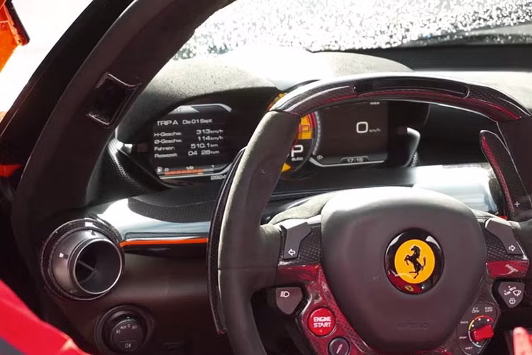 Về siêu xe Ferrari LaFerrari được đại gia mua Porsche 918 Spyder tiết lộ sắp về nước, đây là 1 trong những mẫu xe từng khó mua nhất thế giới lúc ra mắt, lý do là hãng Ferrari cần khách hàng phải có đến 5 chiếc xe của mình trong garage mới xét duyệt bán hàng. Ngoài ra, khách phải cam kết không bán lại siêu phẩm LaFerrari nếu chưa đủ 18 tháng sở hữu.