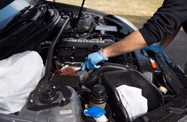 Cach ve sinh khoang may oto don gian co the ban chua biet-Hinh-3