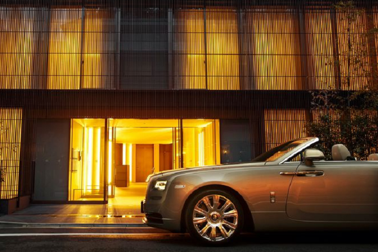 Boong phía sau của xe được ốp gỗ Royal Walnut giống như ốp hành lang của sành vào căn hộ penthouse. Có thể thấy, Rolls-Royce đã thành công trong việc đưa bản chất của "The Kita" hòa quyện với vẻ đẹp của Dawn.