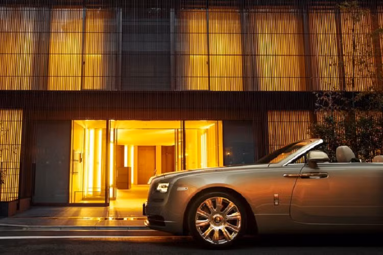 Boong phía sau của xe được ốp gỗ Royal Walnut giống như ốp hành lang của sành vào căn hộ penthouse. Có thể thấy, Rolls-Royce đã thành công trong việc đưa bản chất của "The Kita" hòa quyện với vẻ đẹp của Dawn.