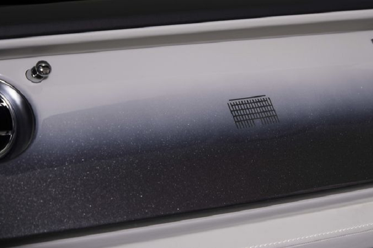 Di chuyển vào trong, Dawn "The Kita" có một họa tiết trang trí độc quyền trên bảng điều khiển và điều khiển, chính là tấm kim loại có khắc dòng chữ "Handbuilt in Goodwood, England, for The Kita" cùng logo RR.