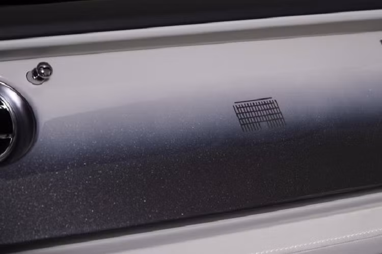 Di chuyển vào trong, Dawn "The Kita" có một họa tiết trang trí độc quyền trên bảng điều khiển và điều khiển, chính là tấm kim loại có khắc dòng chữ "Handbuilt in Goodwood, England, for The Kita" cùng logo RR.