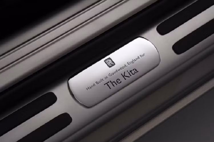 Ở bên ngoài, chiếc xe mui trần siêu sang được phủ bởi lớp sơn màu bạc Rolls-Royce Dawn "The Kita" - đại diện cho các vật liệu cấu trúc cốt lõi của tòa nhà. Đặc biệt, dưới ánh sáng mặt trời, toàn bộ thân xe sẽ chuyển sang màu đồng - tương tự như như các tấm che nắng của tòa nhà.