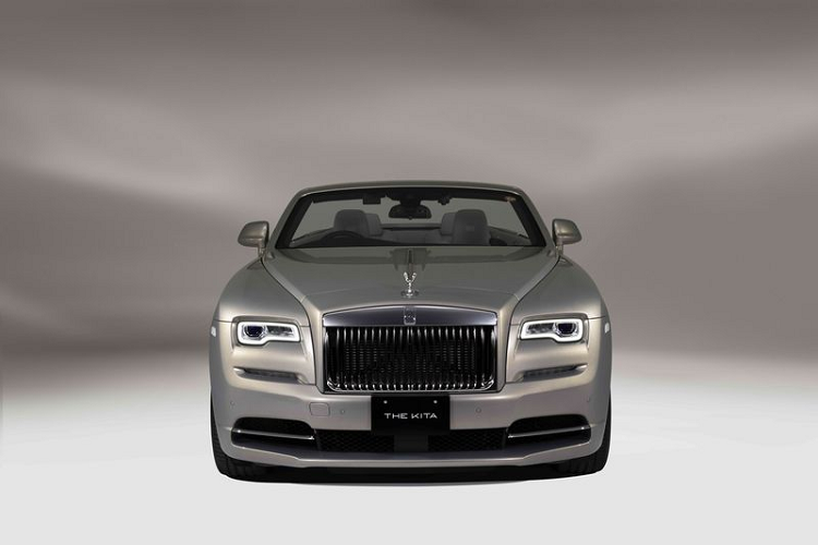 Theo đó, mỗi chi tiết trên xe siêu sang Rolls-Royce Dawn "The Kita" đều được nghiên cứu tỉ mỉ và sử dụng màu sắc cũng như chất liệu phù hợp, nhằm thể hiện đúng nhất tinh thần của "The Kita".