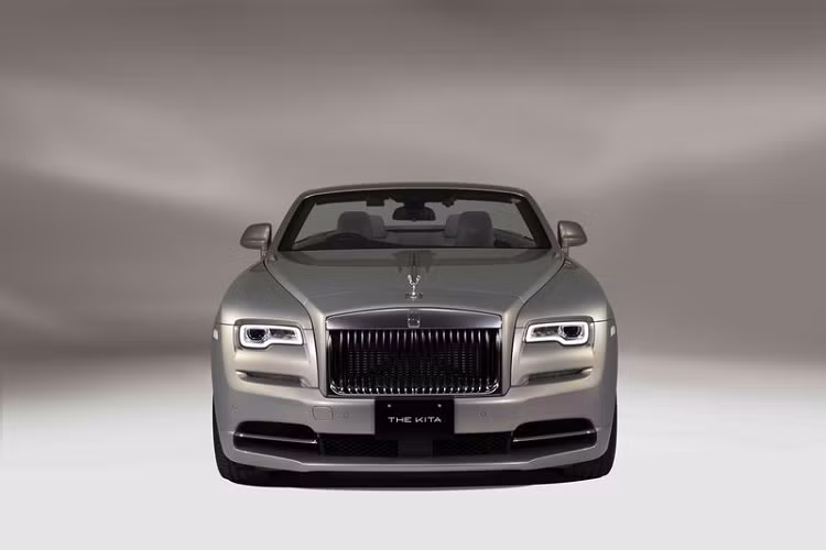 Theo đó, mỗi chi tiết trên xe siêu sang Rolls-Royce Dawn "The Kita" đều được nghiên cứu tỉ mỉ và sử dụng màu sắc cũng như chất liệu phù hợp, nhằm thể hiện đúng nhất tinh thần của "The Kita".