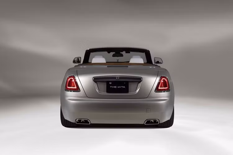 Xe cũng có một chiếc đồng hồ đặc biệt và nhiều điểm nhấn màu xám Piano Selby kết hợp màu đen Piano Black, trong khi cabin xe được bọc da màu xám Selby Grey đi kèm những đường viền màu trắng Arctic White và đen.