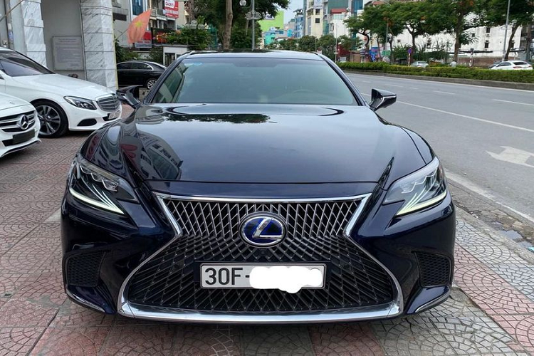 Một đơn vị kinh doanh xe ở thủ đô Hà Nội mới đây đã đăng tải thông tin bán chiếc Lexus LS 500h đời 2018 với giá hơn 5,5 tỷ đồng. Trong khi đó, tại thời điểm mua mới, để ra biển số trắng cho chiếc xe này, chủ nhân phải chi ra số tiền khoảng gần 8,4 tỷ đồng, bao gồm 7,4 tỷ giá xe niêm yết và 1 tỷ tiền thuế phí, biển số.