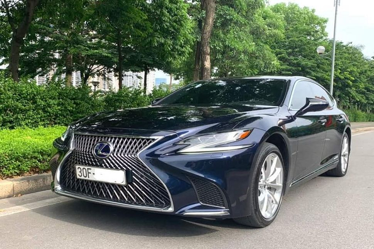 Trước đó, chính chiếc sedan hạng sang Lexus LS 500h này cũng từng được đơn vị kinh doanh xe đăng bán một lần vào thời điểm trước khi dịch Covid-19 bùng phát với giá chào 6 tỷ đồng. Tuy nhiên, sau đó chỉ 1 - 2 tháng, mức giá xe Lexus LS 500h 2018 này chào đã được rút xuống chỉ còn ở mức 5,5 tỷ đồng.