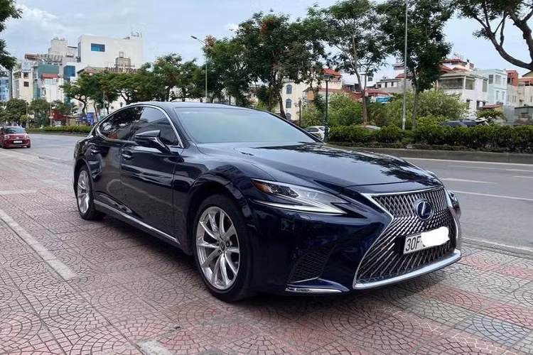 Lexus là thương hiệu xe sang Nhật Bản có tiếng tại thị trường Việt Nam. Những mẫu xe của thương hiệu này không chỉ mang tới cho người sử dụng trải nghiệm êm ái, sang trọng, khả năng vận hành bền bỉ mà còn nổi tiếng nhờ mức độ giữ giá theo thời gian. Tuy vậy, đối với cá nhân mẫu xe Lexus LS 500h hạng sang trong bài viết, điều này có thể là một ngoại lệ.