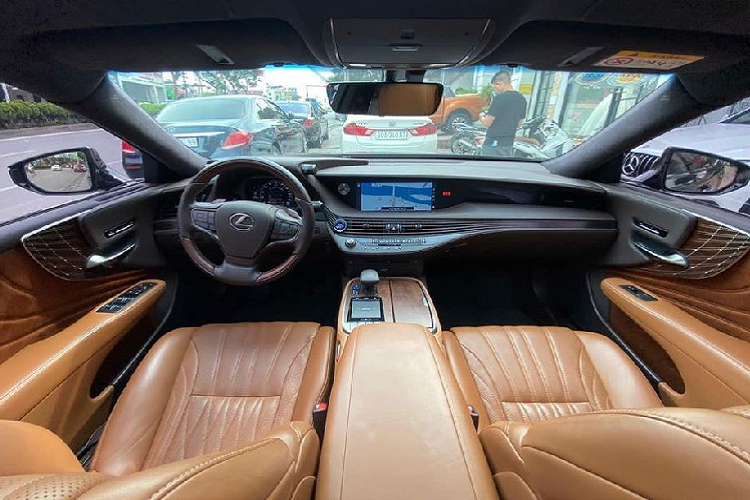 Trên thực tế, dù có mức độ trượt giá khá cao nhưng giá bán hiện tại của chiếc Lexus LS 500h cũ này vẫn hoàn toàn nằm ở "cửa trên" so với nhiều mẫu xe sang cỡ lớn đời mới đến từ Đức như BMW 7-Series hay Mercedes-Benz S-Class.