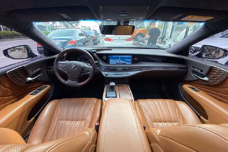 Trên thực tế, dù có mức độ trượt giá khá cao nhưng giá bán hiện tại của chiếc Lexus LS 500h cũ này vẫn hoàn toàn nằm ở "cửa trên" so với nhiều mẫu xe sang cỡ lớn đời mới đến từ Đức như BMW 7-Series hay Mercedes-Benz S-Class.
