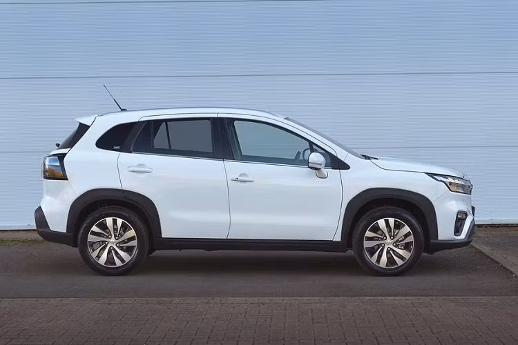 Sau những hình ảnh rò rỉ, cuối cùng thì mẫu SUV cỡ nhỏ Suzuki SX4 S-Cross thế hệ thứ hai cũng chính thức trình làng tại thị trường châu Âu. Bước sang thế hệ mới, mẫu SUV này sở hữu chiều dài 4.300 mm, chiều rộng 1.785 mm, chiều cao 1.585 mm và chiều dài cơ sở 2.600 mm. Như vậy, kích thước của xe không có gì thay đổi so với trước.