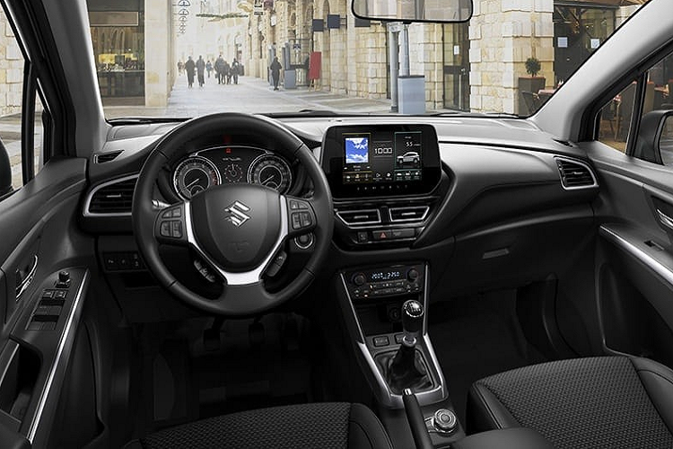 Bên cạnh đó là cản sau màu đen, hốc gió giả tích hợp đèn phản quang nằm ngang, ốp màu bạc bên dưới và cánh gió mui tích hợp. Bước vào bên trong Suzuki SX4 S-Cross 2022, người lái được chào đón bằng nội thất màu đen với 5 chỗ ngồi. So với thế hệ cũ, thiết kế nội thất của xe được nâng cấp đáng kể với vô lăng 3 chấu và màn hình thông tin giải trí nằm độc lập trên mặt táp-lô. Màn hình trung tâm sẽ hỗ trợ kết nối Apple CarPlay và Android Auto.