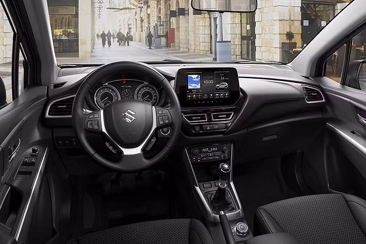 Bên cạnh đó là cản sau màu đen, hốc gió giả tích hợp đèn phản quang nằm ngang, ốp màu bạc bên dưới và cánh gió mui tích hợp. Bước vào bên trong Suzuki SX4 S-Cross 2022, người lái được chào đón bằng nội thất màu đen với 5 chỗ ngồi. So với thế hệ cũ, thiết kế nội thất của xe được nâng cấp đáng kể với vô lăng 3 chấu và màn hình thông tin giải trí nằm độc lập trên mặt táp-lô. Màn hình trung tâm sẽ hỗ trợ kết nối Apple CarPlay và Android Auto.